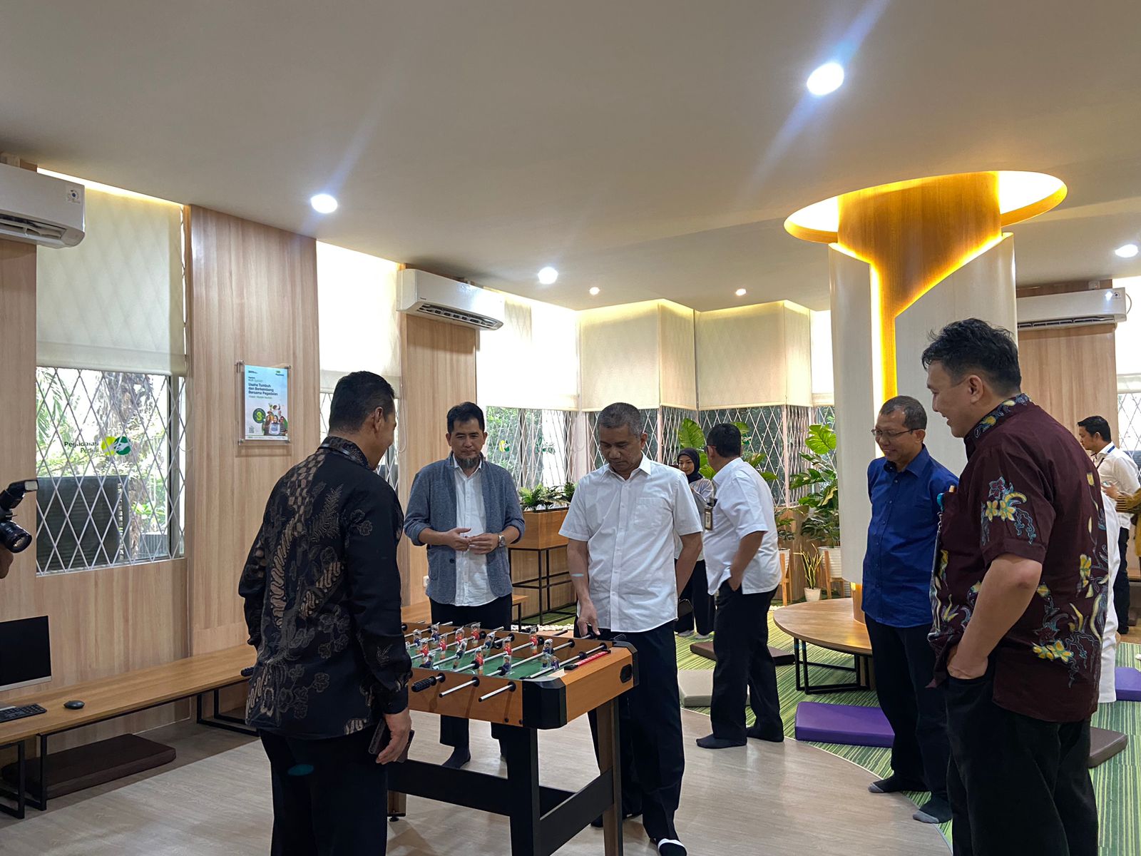 Peninjauan bersama fasilitas pada ruang TGCL oleh Rektor dan Perwakilan PT Pegadaian
